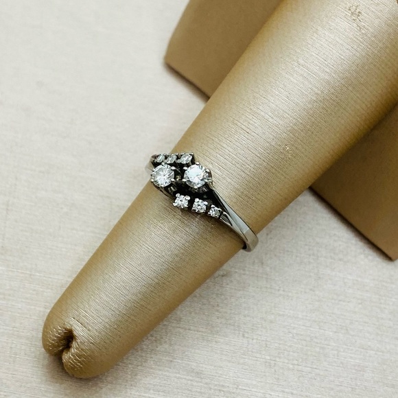 EUC Vintage 18k White Gold .28 ct tw Diamond Ring - Picture 4 of 17